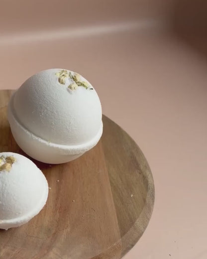 Snow Bloom Bath Bomb – Coconut Milk